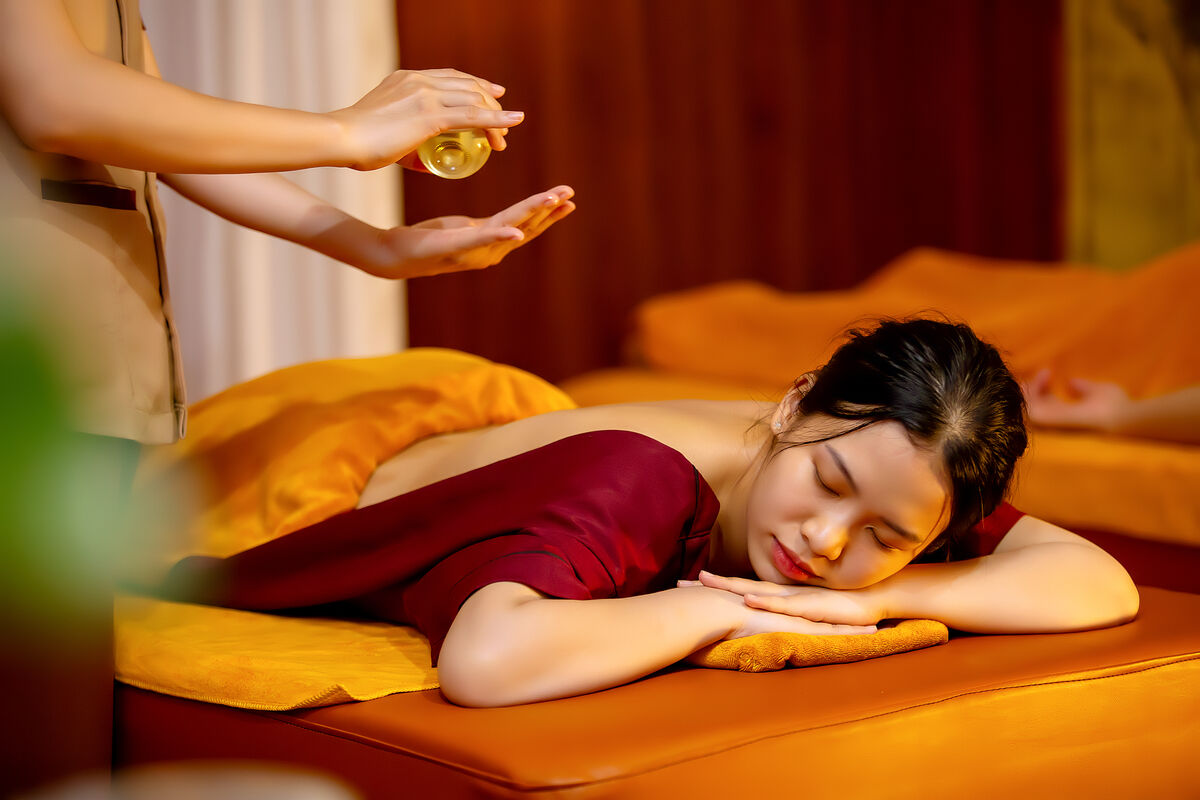Kỹ thuật viên Tống Gia chăm sóc khách tại cơ sở – đào tạo kỹ thuật viên spa dưỡng sinh